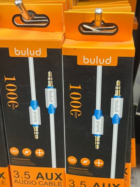 كابل صوت AUX 3.5mm – طول 100 سم كابل عالي الجودة لنقل الصوت بوضوح وثبات، مثالي لربط الهاتف أو أي جهاز صوتي مع السيارة أو السماعات.