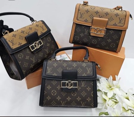 حقيبة نسائية أنيقة بتصميم فاخر ونقشة كلاسيكية، تجمع بين الفخامة والعملية. مصنوعة بجودة عالية مع إغلاق أنيق وحجم مثالي للاستخدام اليومي والمناسبات، تضيف لمسة راقية لأي إطلالة.