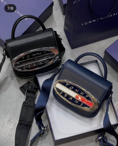 حقيبة نسائية أنيقة بتصميم فاخر ولمسة عصرية من Tommy Hilfiger، تتميز بمقبض علوي وحزام كتف قابل للتعديل مع شعار معدني جذاب. عملية وأنيقة، مثالية للاستخدام اليومي وتكمل إطلالتك بذوق راقٍ.