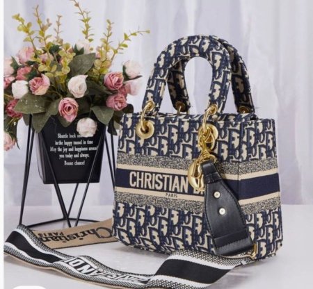 حقيبة نسائية فاخرة بتصميم أيقوني ونقشة راقية من Dior، تجمع بين الأناقة الكلاسيكية واللمسة العصرية. مزودة بمقابض أنيقة وحزام كتف عملي، مثالية للإطلالات اليومية والمناسبات الخاصة.