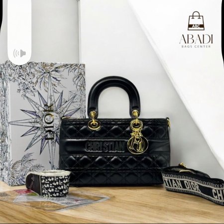 حقيبة نسائية فاخرة بتصميم مبطّن أنيق من Dior، بلون أسود راقٍ مع تفاصيل ذهبية جذابة. تجمع بين الفخامة والعملية، مثالية للاستخدام اليومي والمناسبات لإطلالة أنثوية راقية.