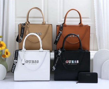 حقيبة نسائية أنيقة بتصميم عصري من GUESS، متوفرة بعدة ألوان راقية تناسب جميع الأذواق. تجمع بين العملية والفخامة مع حزام كتف وسلسلة أنيقة، مثالية للاستخدام اليومي والعمل والمناسبات.