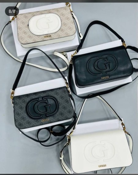 حقيبة نسائية أنيقة وعصرية من GUESS، بتصميم عملي وشعار بارز يمنحها لمسة فخامة. خفيفة ومريحة مع حزام كتف قابل للتعديل، مثالية للاستخدام اليومي وتتوفر بعدة ألوان تناسب كل الإطلالات.