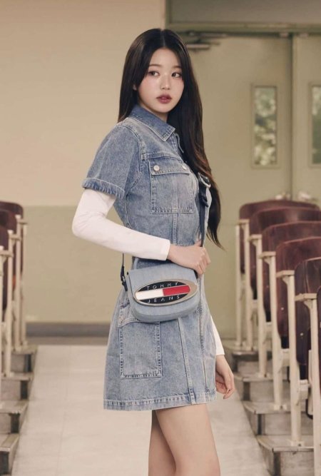 حقيبة كروس نسائية عصرية بتصميم شبابي أنيق من Tommy Hilfiger، خفيفة وعملية مع شعار مميز يبرز الإطلالة الكاجوال. مثالية للمشاوير اليومية وتكمّل اللوك العصري بكل أناقة.