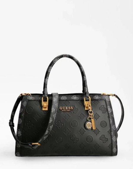 حقيبة نسائية أنيقة بتصميم فاخر من GUESS، بلون أسود راقٍ مع نقشة بارزة وتفاصيل ذهبية تضيف لمسة فخامة. عملية ومناسبة للاستخدام اليومي والمناسبات، تمنحك إطلالة أنثوية عصرية بثقة وأناقة.