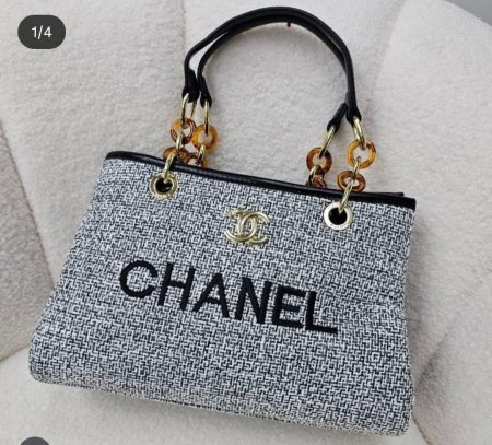 حقيبة نسائية أنيقة بتصميم كلاسيكي فاخر من Chanel، بقماش راقٍ وشعار بارز مع مقابض مميزة بتفاصيل ذهبية. عملية وخفيفة، مثالية للإطلالات اليومية والمناسبات بلمسة فخامة لا تُقاوم.