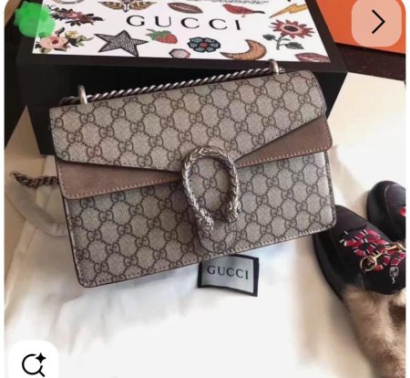 حقيبة نسائية فاخرة بتصميم أيقوني من Gucci، بنقشة GG الكلاسيكية وإغلاق معدني مميز يضفي لمسة فخامة راقية. أنيقة وعملية مع حزام كتف، مثالية للمناسبات والإطلالات اليومية الراقية.