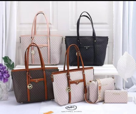 طقم حقائب ثلاثي نسائي أنيق وعملي من Michael Kors، بتصميم فاخر ونقشة كلاسيكية راقية. يشمل حقيبة كبيرة، حقيبة صغيرة، ومحفظة متناسقة، مثالي للاستخدام اليومي والسفر بإطلالة عصرية ومنظمة.