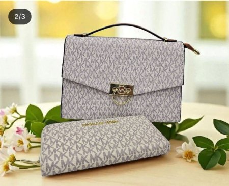 طقم أنيق من Michael Kors بتصميم راقٍ ونقشة MK الكلاسيكية، يضم حقيبة يد فخمة مع محفظة متناسقة. اختيار مثالي لإطلالة أنثوية عصرية تجمع بين الأناقة والعملية في كل وقت.