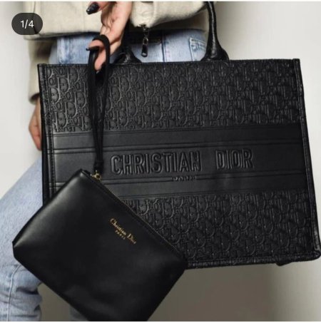 حقيبة فاخرة من Christian Dior بتصميم أسود أنيق ونقشة Dior الكلاسيكية البارزة، مع محفظة مرافقة عملية. اختيار مثالي لإطلالة راقية تجمع بين القوة، الفخامة، والعملية في آنٍ واحد.