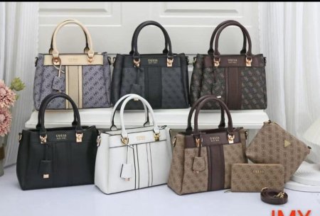 طقم حقائب ثلاثية أنيقة من GUESS بتصاميم عصرية وألوان متنوعة تناسب كل الأذواق. تجمع بين الفخامة والعملية، مثالية للاستخدام اليومي والعمل والمناسبات، مع لمسة راقية تكمّل إطلالتك بكل أناقة.