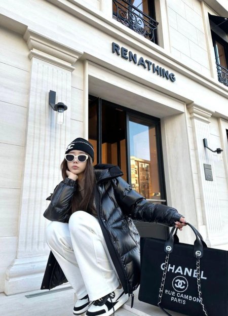 حقيبة راقية من Chanel بتصميم أيقوني باللون الأسود ولمسة Rue Cambon Paris الكلاسيكية. تجمع بين الفخامة العصرية والعملية اليومية، خيار مثالي لإطلالة جريئة وأنيقة تعكس ذوقًا فاخرًا بلا مجهود.