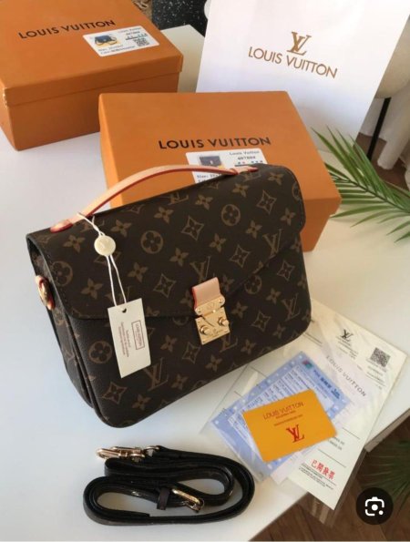 حقيبة فاخرة من Louis Vuitton بنقشة المونوجرام الأيقونية وتصميم أنيق مع قفل معدني راقٍ وحزام كتف عملي. تجمع بين الفخامة والعملية، مثالية لإطلالة يومية أنثوية راقية أو للمناسبات الخاصة بذوق لا يُقاوم.