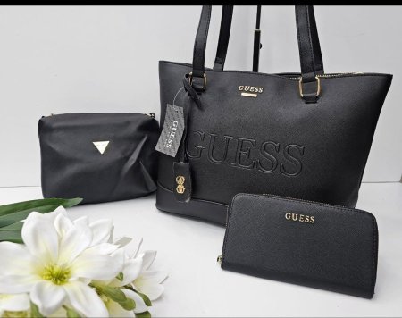 طقم أنيق من GUESS باللون الأسود الكلاسيكي، يضم حقيبة يد واسعة مع محفظة وشنطة صغيرة متناسقة. تصميم راقٍ يجمع بين العملية والفخامة، مثالي للاستخدام اليومي ولإطلالة أنثوية عصرية بثقة وأناقة.