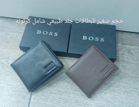 محفظة رجالية أنيقة من Hugo Boss بحجم صغير وعملي، مصنوعة من جلد طبيعي فاخر وتشمل كرتونة أصلية. تصميم كلاسيكي يناسب الاستخدام اليومي ويمنحك مظهرًا راقيًا وأنيقًا في كل وقت.