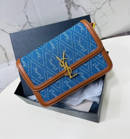 حقيبة أنيقة من Yves Saint Laurent بتصميم دنيم عصري مع إطار جلدي ولمسة شعار YSL الذهبي الأيقوني. مزيج مثالي بين الجرأة والفخامة، تضيف لمسة راقية وعصرية لإطلالتك اليومية والمناسبات الخاصة.