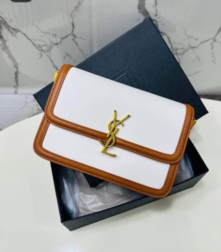 حقيبة راقية من Yves Saint Laurent بتصميم أنيق يجمع بين اللون الأبيض ولمسات جلدية بنية مع شعار YSL الذهبي المميز. قطعة فاخرة وعصرية تضيف لمسة أناقة ناعمة لإطلالتك اليومية والمناسبات الخاصة.