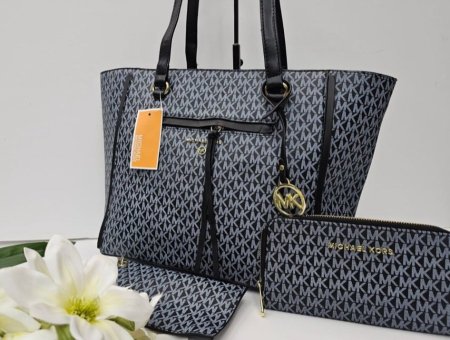 حقيبة نسائية أنيقة وعملية بتصميم فاخر من Michael Kors، بنقشة كلاسيكية مميزة مع إكسسوارات أنيقة ومحفظة مرفقة. واسعة ومثالية للاستخدام اليومي والعمل، تمنحك إطلالة راقية وعصرية بكل ثقة.