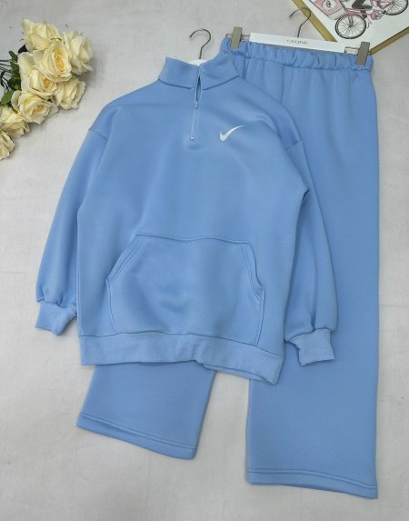 طقم رياضي أنيق ✨ مريح ودافئ، تصميم عصري مع سحاب عند الرقبة وجيب عملي 👌 مثالي للطلعات اليومية واللبس الرياضي 🖤