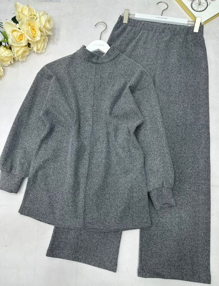 طقم شتوي أنيق 🩶 خامة دافئة وناعمة، تصميم بسيط وراقي للبس اليومي والطلعات 👌 راحة وأناقة بكل وقت ✨