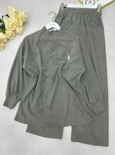 طقم بولو مريح وأنيق 🌿 قماش مخمل ناعم بتفاصيل راقية، مناسب للبيت والخروج الخفيف ستايل هادئ وراحة طول اليوم ✨