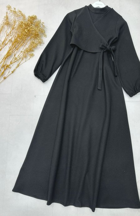 فستان أنيق بتصميم محتشم ✨ قصة ناعمة مع ربطة خصر لمظهر راقٍ ومريح 👌 مناسب للمشاوير والطلعات اليومية 💕