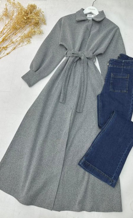 فستان شتوي أنيق ✨ قماش دافئ ومريح، تصميم طويل مع أزرار ورباط يحدد الخصر لإطلالة مرتبة وعصرية 🤍 مناسب للّبس اليومي والمشاوير الشتوية بكل أناقة.