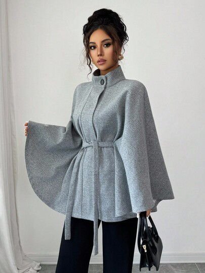 جكيت شتوي أنيق🌿 قماش دافئ وخفيف، قصة واسعة مع رباط يبرز الخصر ويعطيك ستايل راقٍ وعصري ✨ مثالي للإطلالات اليومية والمشاوير الشتوية.