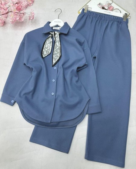 طقم بناتي أنيق 💙 قميص بتصميم عصري مع ربطة رقبة مميزة وبنطال مريح بخصر مطاطي، إطلالة راقية ومثالية للمناسبات والخروج اليومي ✨