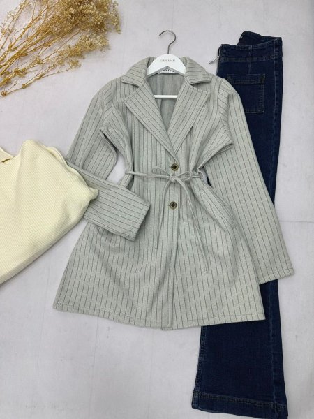 جاكيت نسائي أنيق بخطوط ناعمة ورباط خصر يبرز القوام ✨ خامة مريحة وقصة عصرية، سهل التنسيق مع الجينز أو اللبس اليومي—اختيار مثالي لإطلالة مرتبة بكل وقت 👌