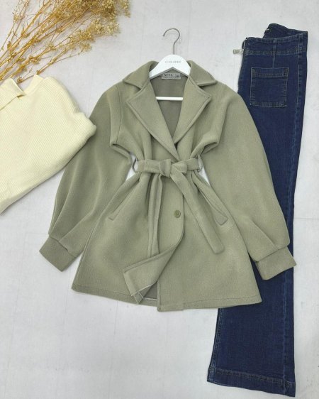 جاكيت جوخ نسائي بتصميم أنثوي مع رباط خصر أنيق ✨ خامة ناعمة وقصة مريحة، مثالي للتنسيق اليومي بإطلالة مرتبة وعصرية 💚