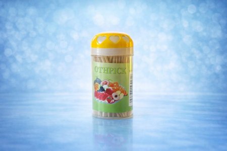 أعواد أسنان (Toothpicks) علبة بلاستيك تحتوي على أعواد خشبية للاستخدام اليومي