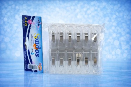 مشابك غسيل بلاستيك ماركة SOPUS تُستخدم لتثبيت الملابس على حبل الغسيل.