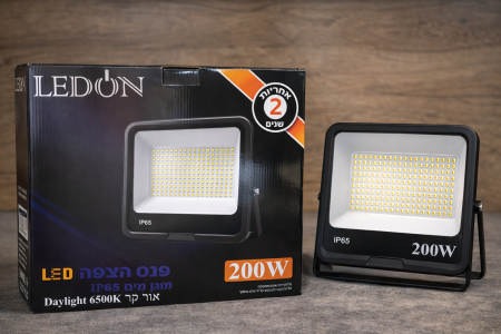 كشاف LED خارجي – 200W إضاءة قوية وعملية للاستخدام الخارجي والداخلي. قدرة: 200 واط لون الإضاءة: أبيض نهاري 6500K حماية: IP65 مقاوم للماء والغبار زاوية إضاءة واسعة مناسب للساحات، الواجهات، المخازن والمواقف