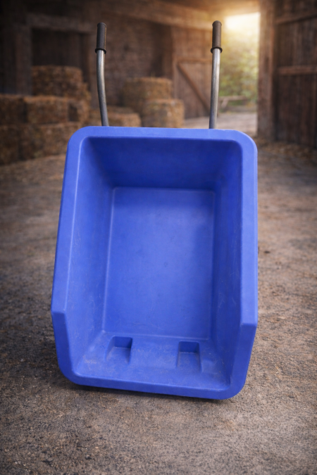 عربة إسطبل متينة وعملية، مثالية لنقل العلف، التبن، والرمل بسهولة داخل إسطبلات الخيول 🐎 مصنوعة من بلاستيك قوي يتحمّل الاستخدام اليومي، خفيفة وسهلة التنظيف، ومناسبة للعمل السريع بدون تعب. 💪🚜