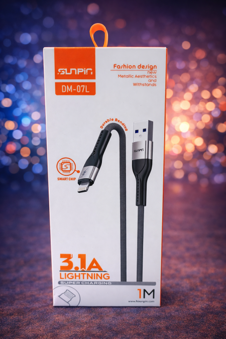 كابل Sunpir Lightning DM-07L شحن سريع بقوة 3.1A يضمن لك تعبئة أسرع وثبات في الأداء، مع تصميم متين مقاوم للانحناء وشريحة ذكية لحماية جهازك. مثالي للاستخدام اليومي ويجمع بين القوة والأناقة.