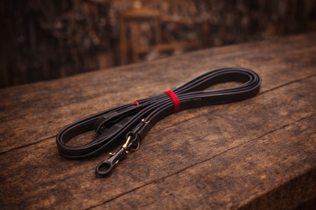 حبل قيادة خيل جلدي فاخر مصنوع من جلد قوي وناعم بآنٍ واحد، مع مشبك معدني متين لثبات وأمان أعلى أثناء القيادة أو التدريب. تصميم أنيق ومريح في اليد، مثالي للاستخدام اليومي في الإسطبل أو أثناء التنقل. جودة تعتمد عليها ولمسة فروسية راقية 🖤