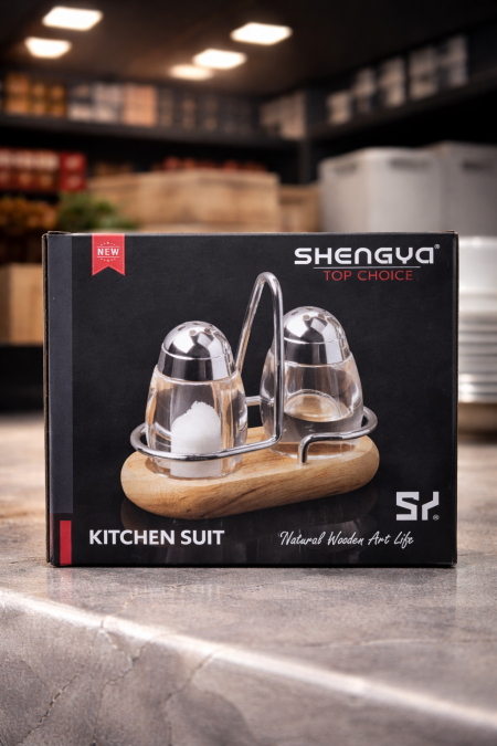 طقم ملح وفلفل SHENGYA بتصميم أنيق ✨ حامل خشبي طبيعي مع علب زجاج وغطاء ستانلس، عملي وأنيق لتنظيم المطبخ وتقديم راقٍ على السفرة 🍽️🌿
