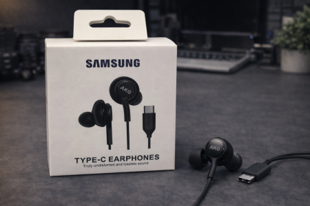 سماعات سامسونج الأصلية AKG بمنفذ Type-C بشكل أنيق وواضح.