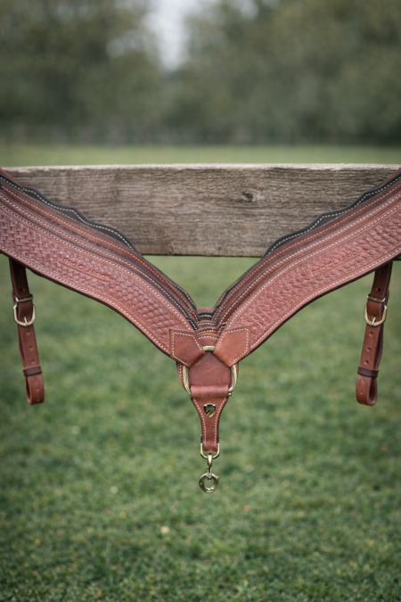 حزام صدر جلد فاخر للخيول بتصميم أنيق ونقش راقٍ 🤎 مصنوع من جلد متين عالي الجودة مع خياطة قوية، يوفّر ثبات ممتاز للسرج ويمنع الانزلاق أثناء الركوب. قابل للتعديل، مريح للحصان، ومثالي للتدريب والسباقات والركوب اليومي 🏇💪