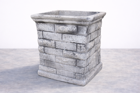 وعاء حجر متين ذو سعة كبيرة لزراعة أكثر من نبات.