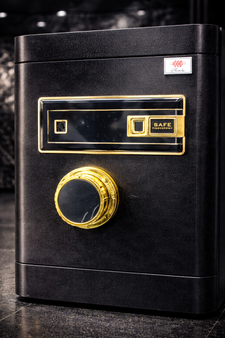 خزنة 40 إنش بقفل إلكتروني وبصمة – أمان متقدم، سعة مناسبة، وتصميم فاخر لحماية ممتلكاتك بثقة.