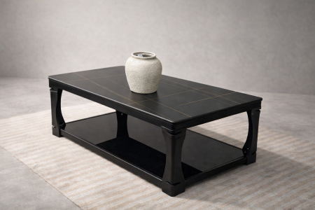 طاولة قهوة بتصميم مودرني عملي سطح أسود أنيق بخطوط عصرية مع مساحة تخزين سفلية مريحة، تجمع بين الجمال والوظيفة. مثالية لغرف المعيشة الحديثة وتضيف لمسة ترتيب وفخامة في نفس الوقت