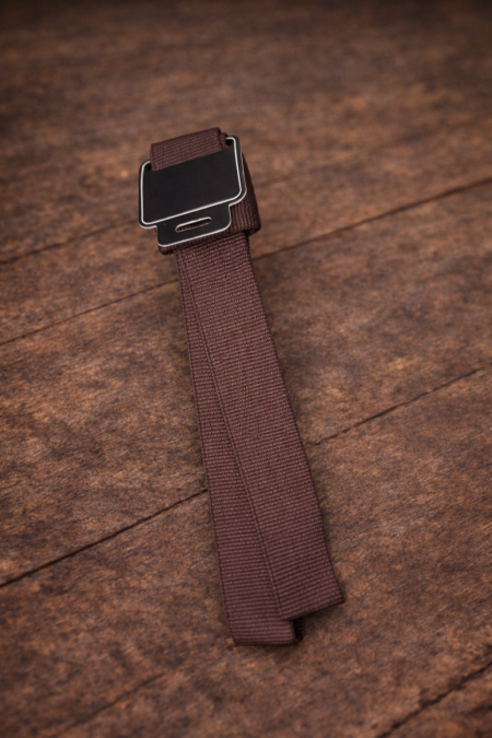 حزام تثبيت لوازم الخيل حزام عملي مصنوع من خامة قوية ومتينة مع مشبك معدني آمن، يوفّر تثبيتًا محكمًا وسهولة في الاستخدام داخل الإسطبل أو أثناء النقل. تصميم بسيط وفعّال يحافظ على لوازم الخيل مرتبة وثابتة في مكانها 👌