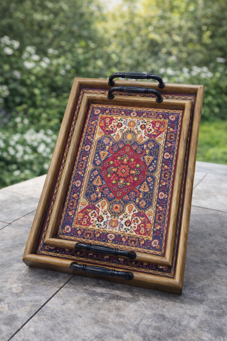 طقم صواني تقديم أنيق (كبير + صغير) 🫖 بتصميم شرقي فاخر ونقوش جميلة، مع مقابض مريحة للحمل. مثالي للتقديم والضيافة ويضيف لمسة فخامة لأي طاولة.