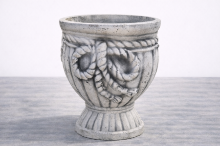 وعاء حجري جميل لمجموعة متنوعة من الزراعة.