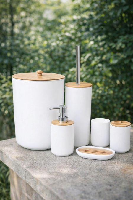 طقم إكسسوارات حمّام أنيق من YUFEI بتصميم عصري مع لمسة الخشب، عملي وفخم بنفس الوقت ✨ مثالي لترتيب الحمّام وإضافة لمسة فاخرة تناسب كل الأذواق 🖤🪵