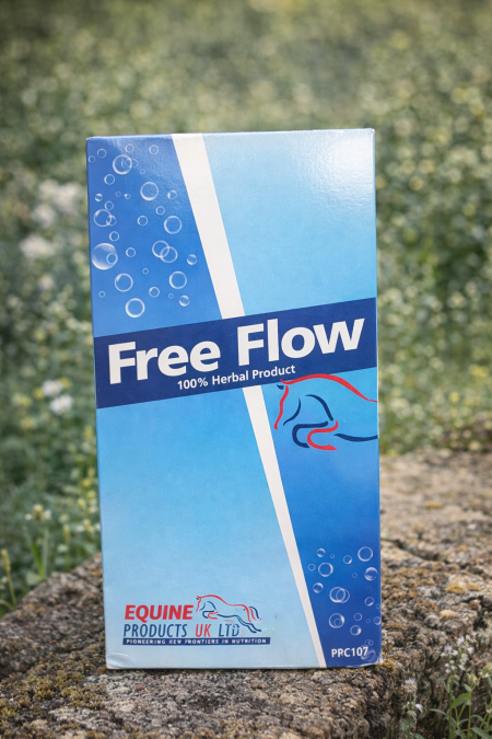 Free Flow – مكمّل عشبي 100% للخيول يدعم صحة الجهاز التنفسي ويساعد على تحسين تدفّق الهواء والتنفس الطبيعي، مثالي للخيول أثناء التدريب، السباقات أو في الأجواء المغبرة، تركيبة عشبية طبيعية تعزز الراحة والأداء 🫁🐎💙
