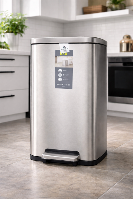 سلة مهملات ستانلس ستيل 50 لتر 🗑️ بتصميم عصري فاخر، دعسة قدم مع إغلاق هادئ (Soft Close)، مقاومة لبصمات الأصابع وتبقى مفتوحة عند الحاجة. مثالية للمطبخ والبيت الأنيق.