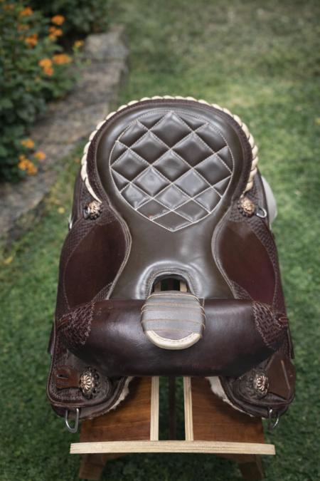 سرج خيل فاخر 🐴 تصميم مريح مع تبطين عالي الجودة يوفّر ثبات وراحة أثناء الركوب الطويل 🧵 مصنوع من جلد متين بتفاصيل أنيقة ولمسة احترافية، يوزّع الوزن بشكل متوازن ويحمي ظهر الحصان 💪 مثالي للتدريب، الركوب اليومي والرحلات.